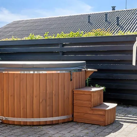 With Hot Tub Incl Final Ing *